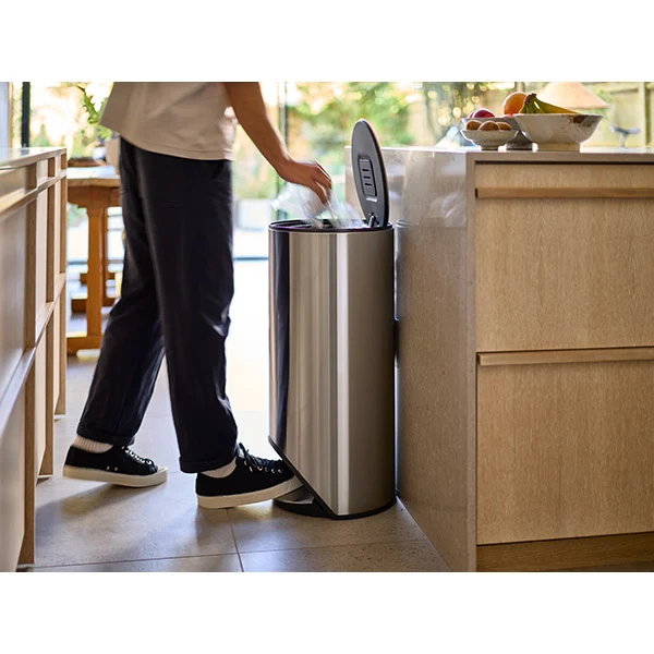 Poubelle à pédale Arc 30 L inox Joseph Joseph