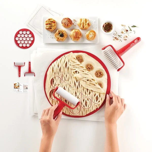 Kit 19 petits fours avec découpoirs et roulettes Lékué