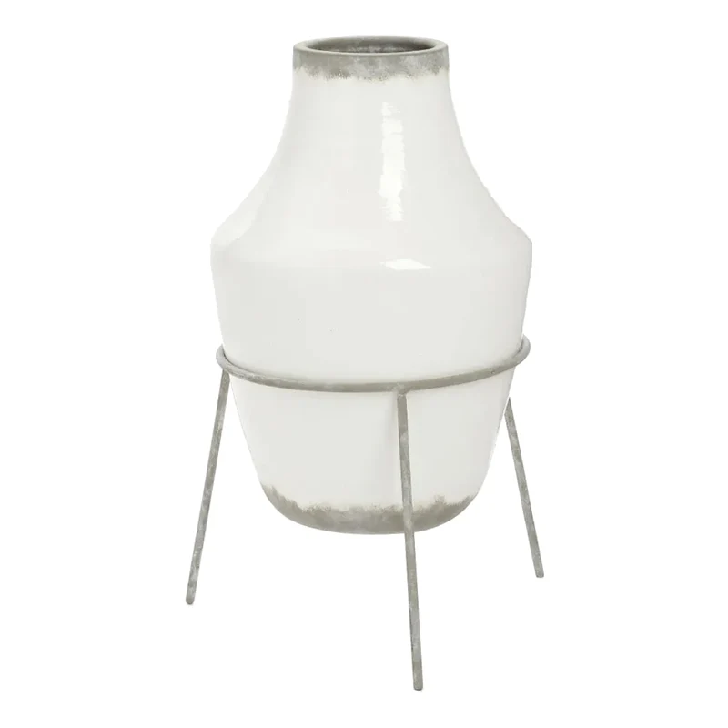 Vase en céramique blanche avec un support métallique